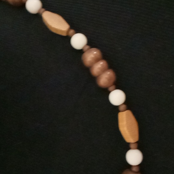 Unbranded Wood and Cream Bead Necklace - Picture 2 of 4
